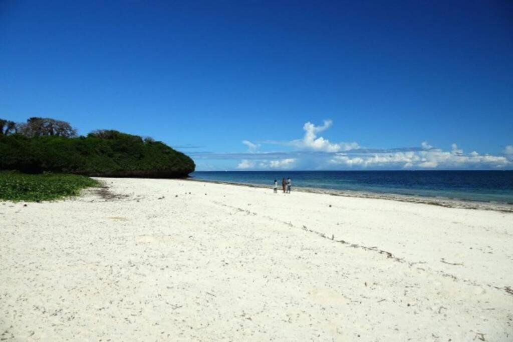 Cowrie Beach Haven Studio Apartment Момбаса Екстериор снимка